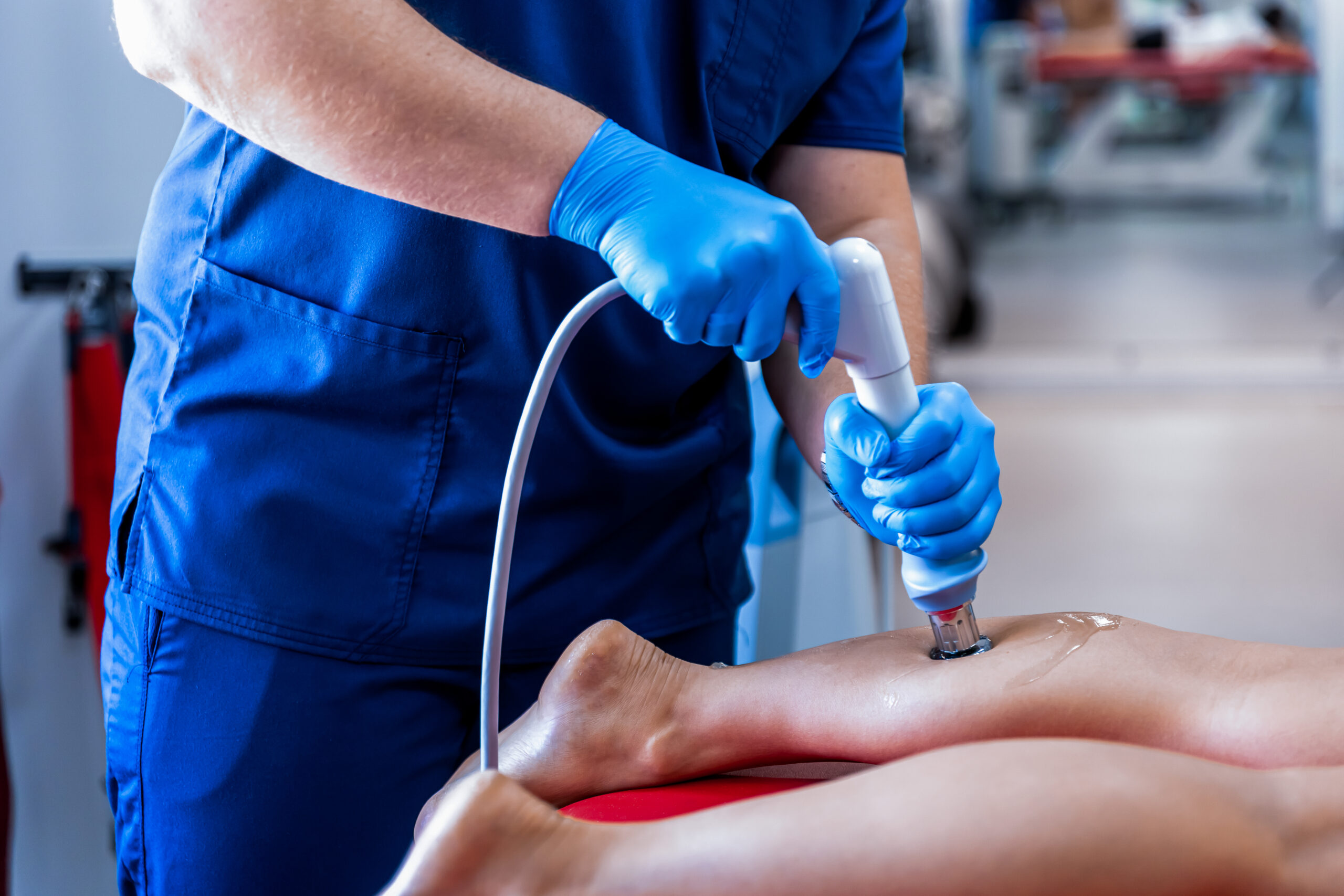 Physical therapy of the shin with shock wave, extracorporeal shockwave therapy.